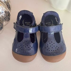 Navy blue patent. Stride Rite. Amalie Mary-Janes. 6M